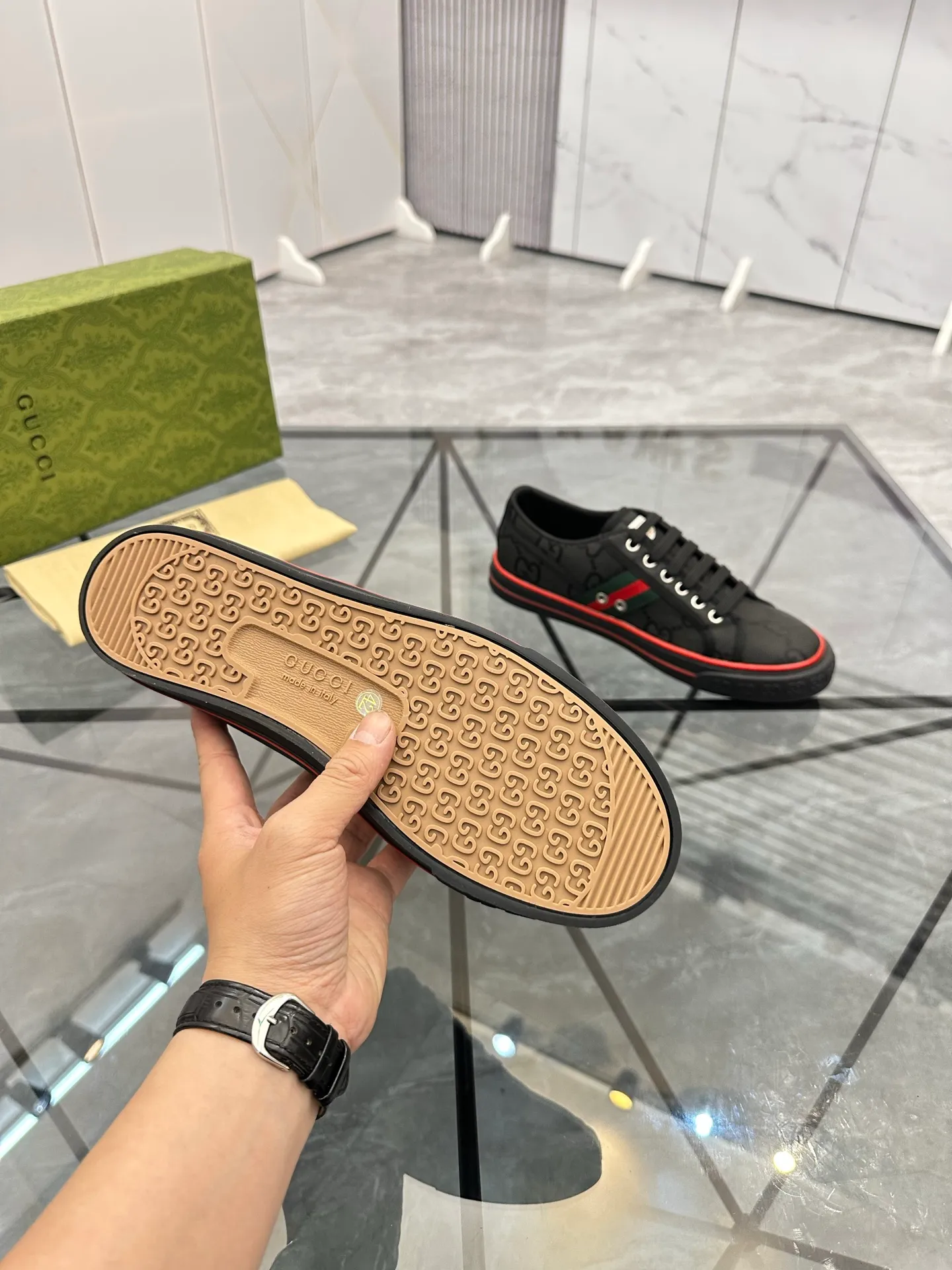 Men's shoes: 💰P360¥ Product trademark: Gucci* "Gucci*" low-cut casual shoes Regular size: 38-44 (can be customized to 45.46.) Product materials: Original material from the upper counter, breathable lining, original outsole. Number: 661